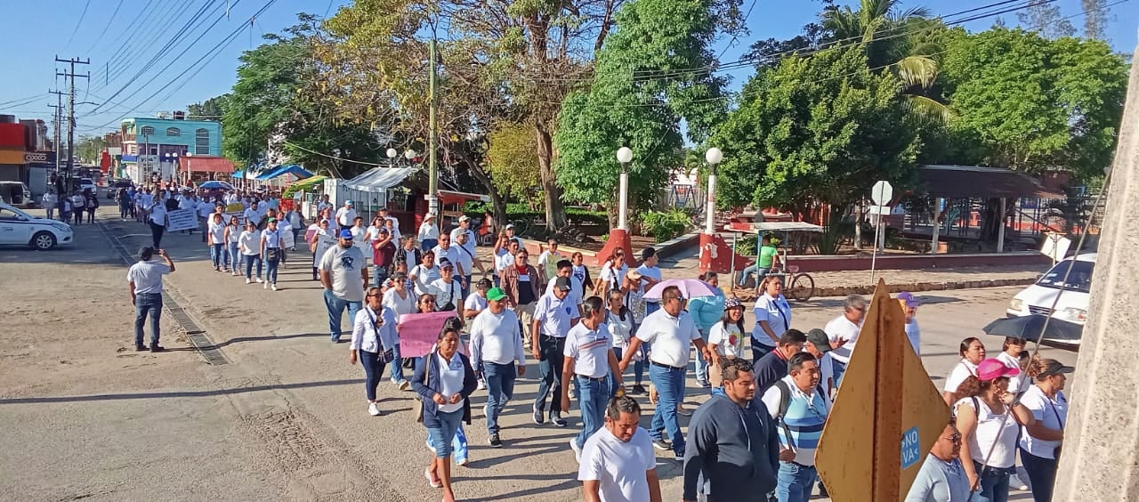 Más de 300 maestros de Lázaro Cárdenas retoman protestas en contra de la reforma del ISSSTE