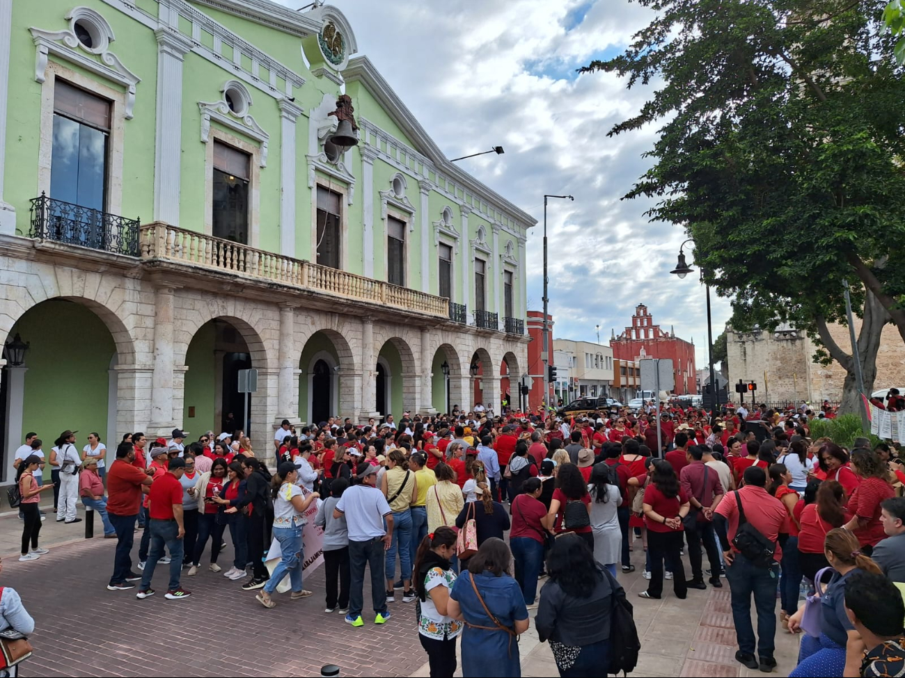 Maestros se reunieron frente al Palacio de Gobierno en Mérida