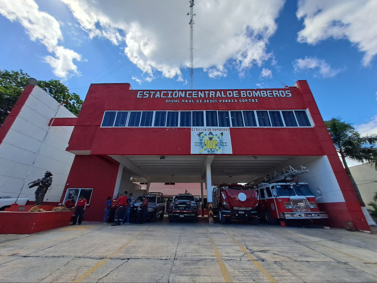 "Solovino" vive cómodamente en la estación junto a sus compañeros, pero también disfruta visitar el mercado