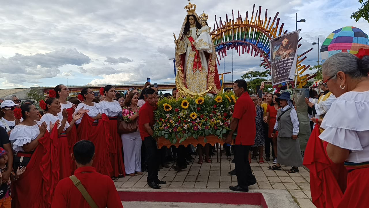 En el municipio de Candelaria cientos de feligreses acompañaron a la virgen en su paseo por el río