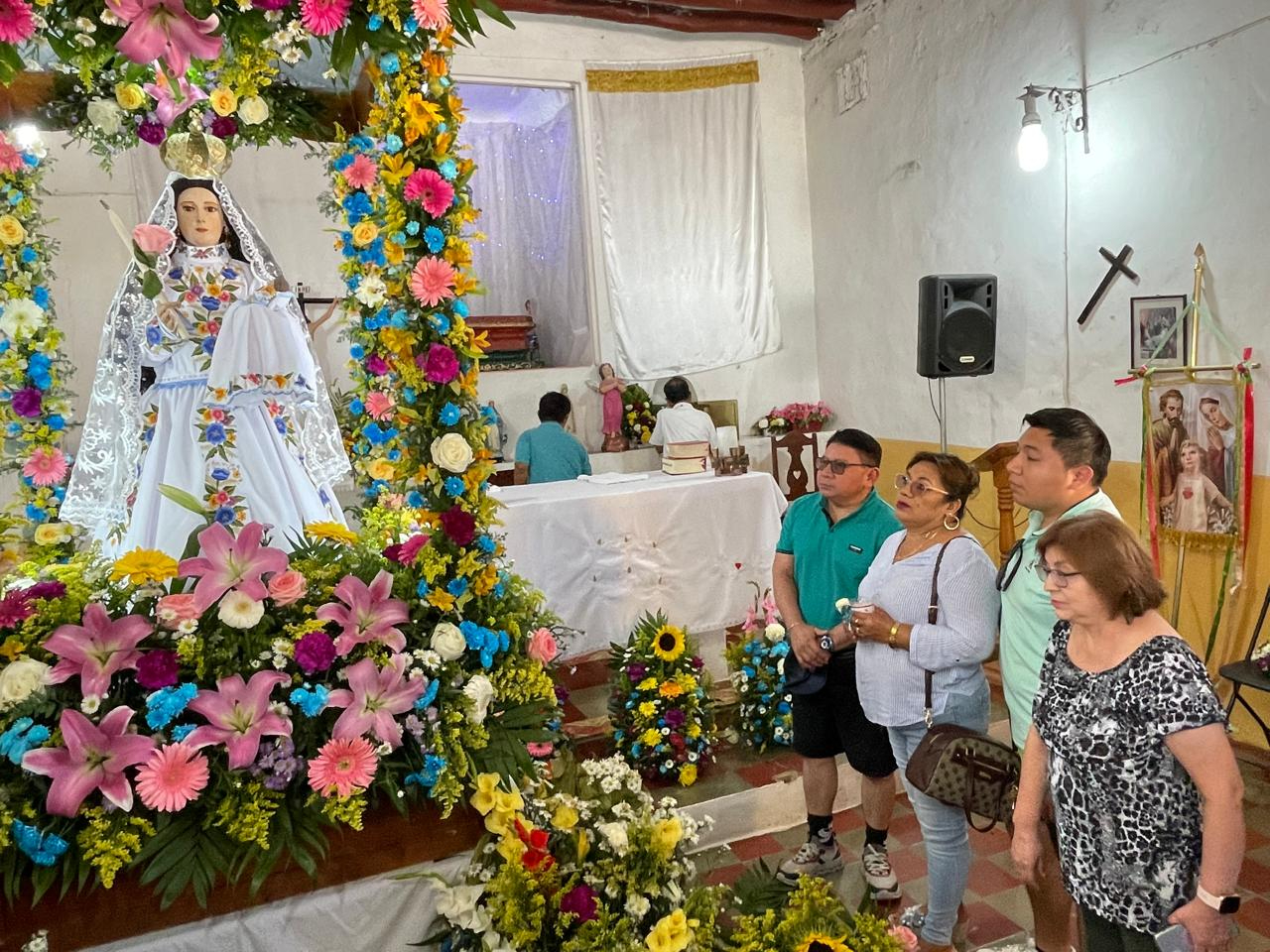 En Los Chenes las familias acudieron a la parroquia a venerarla.