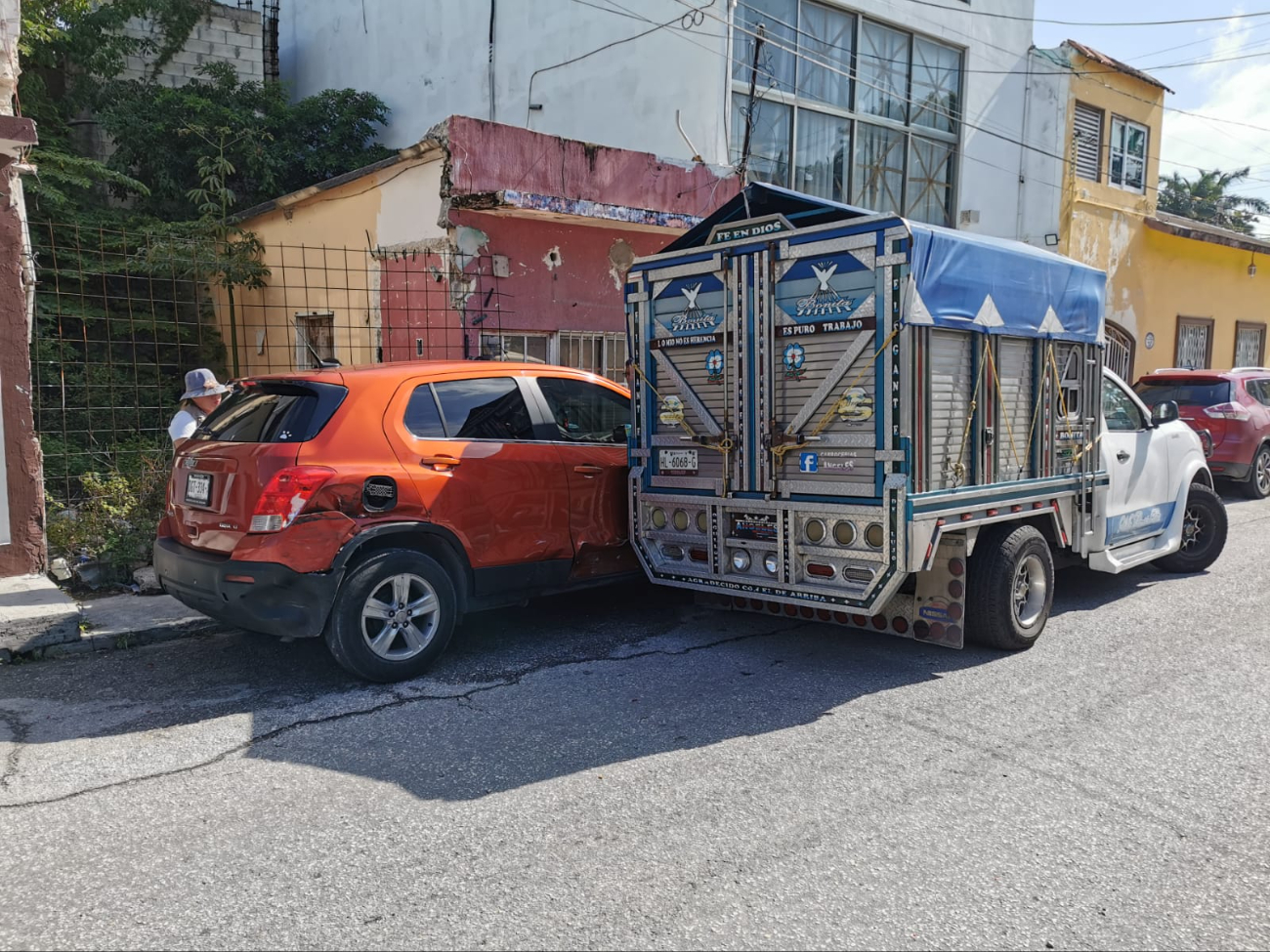 Falla mecánica en rótulas provoca choque en la Colonia Centro