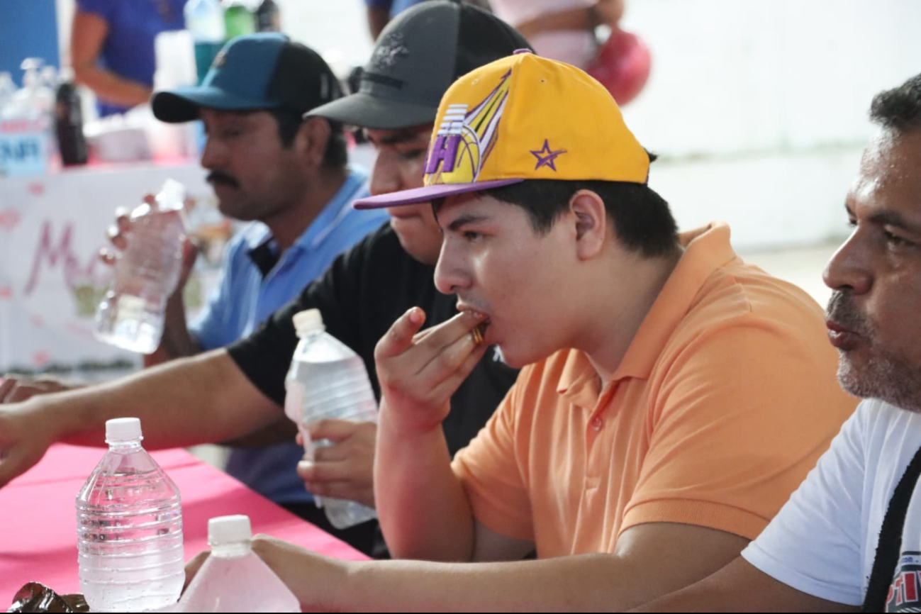 La ciudadanía disfrutó del evento, comprando y consumiendo tamales, postres y bebidas