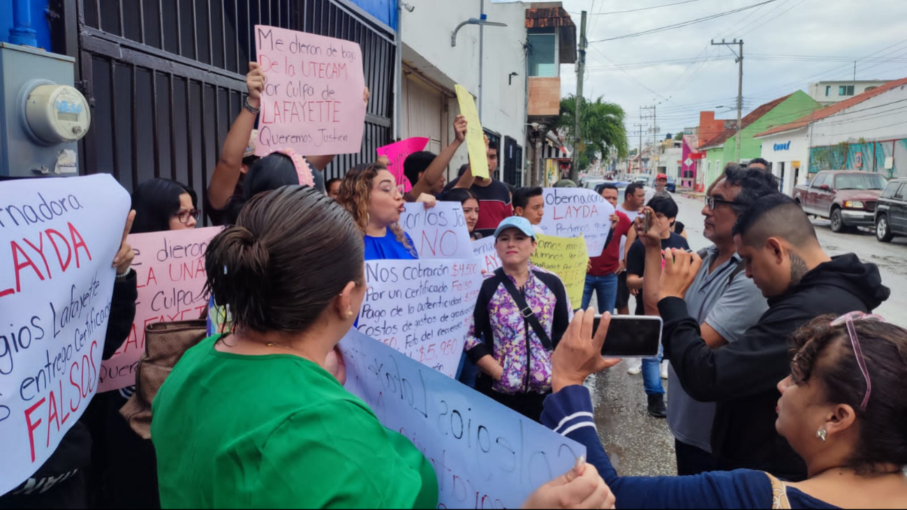 Los manifestantes bloquearon la entrada del plantel educativo exigiendo una solución inmediata