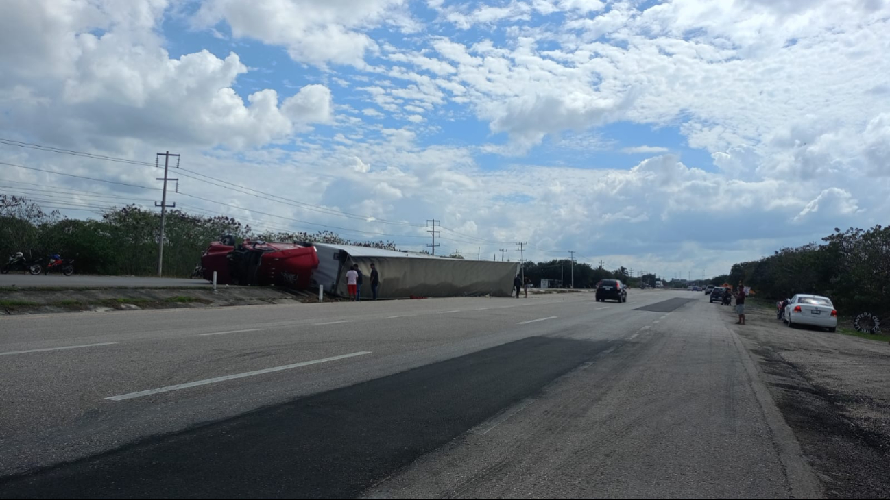 Vuelca tráiler en la carretera Champotón–Campeche; no hay heridos