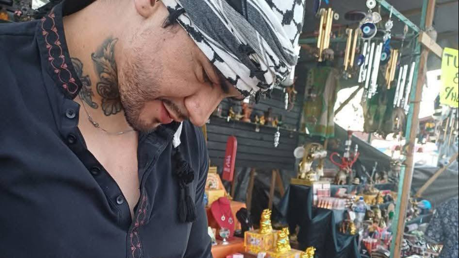 Un hombre de presunto origen árabe, que ofrece tatuajes de henna en la Feria de Valladolid, se ha popularizado en redes sociales