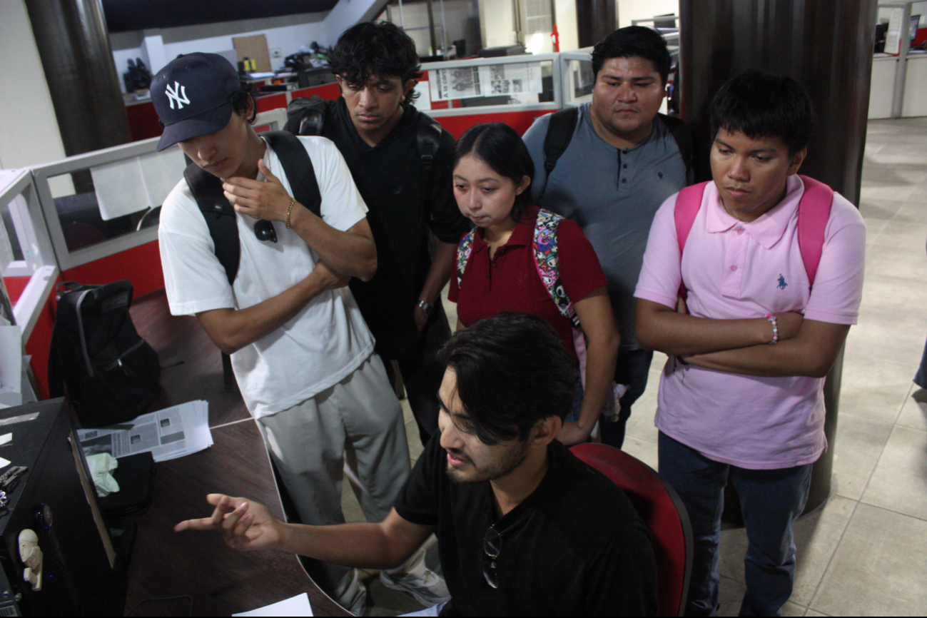 Alumnos de la Universidad República de México visitaron las instalaciones del periódico Por Esto!