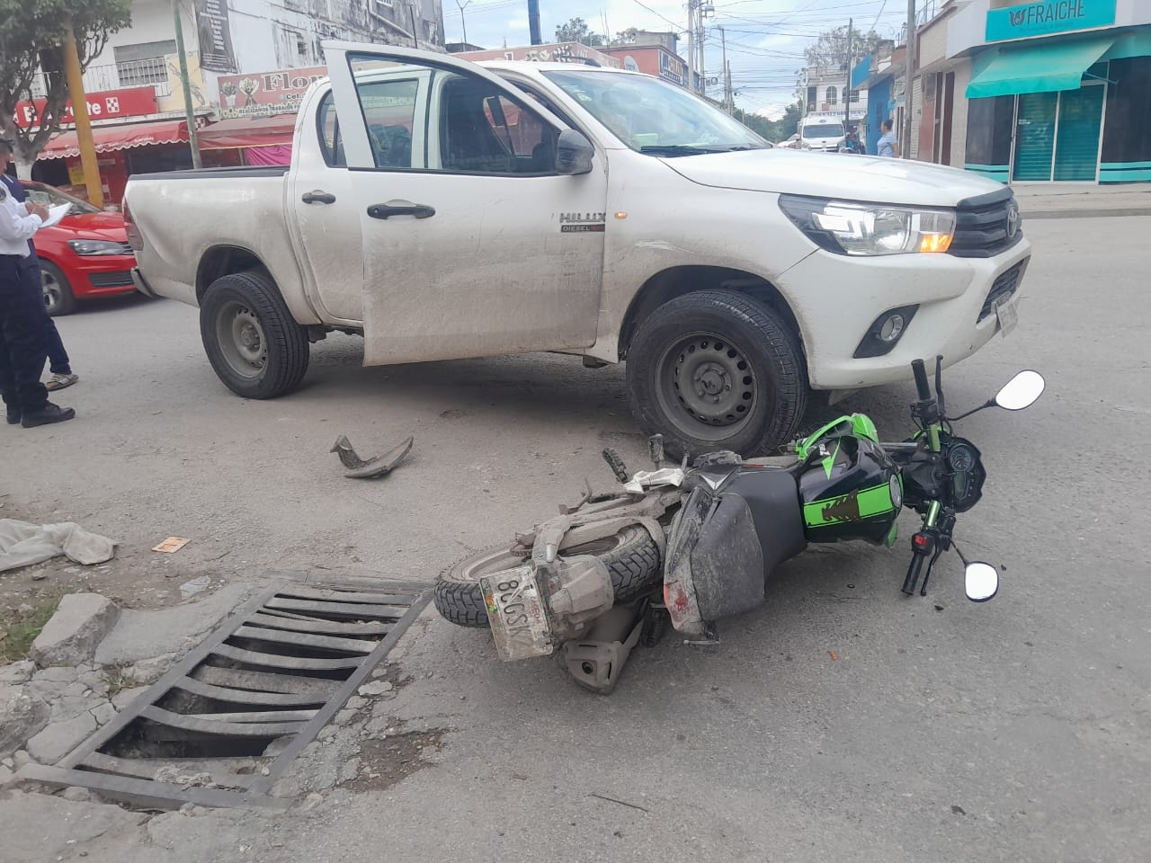 Camioneta impacta a motociclista en Escárcega y lo deja lesionado 