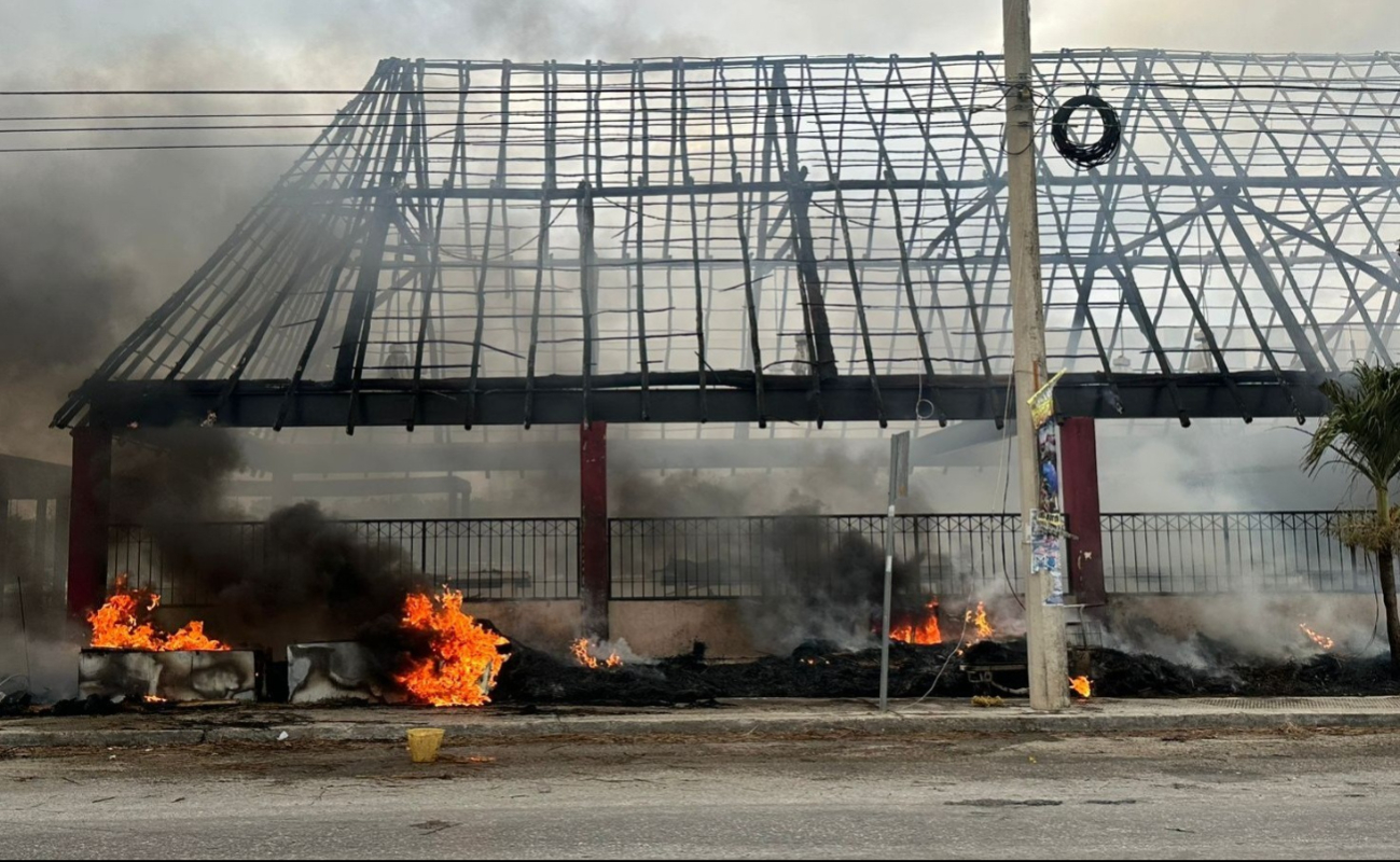 El incendio fue causado por un corto circuito y dejó una palapa en pérdida total