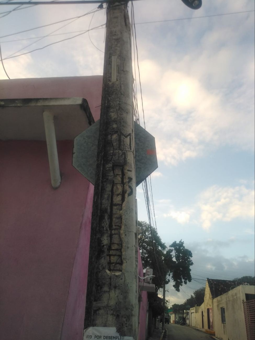 El poste deteriorado, ubicado en la calle Rafael Rodríguez Barrera, presenta varillas expuestas y pérdida de concreto.