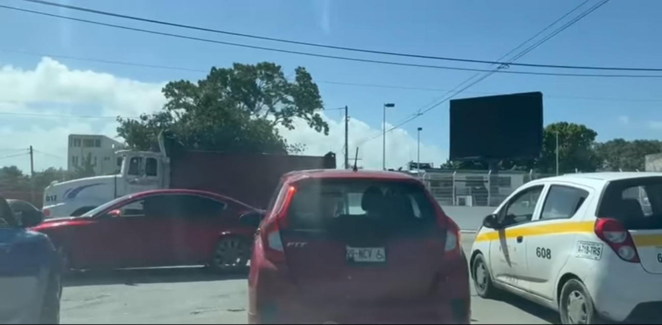 Los peatones no reciben el merecido trato al recorrer la avenida.