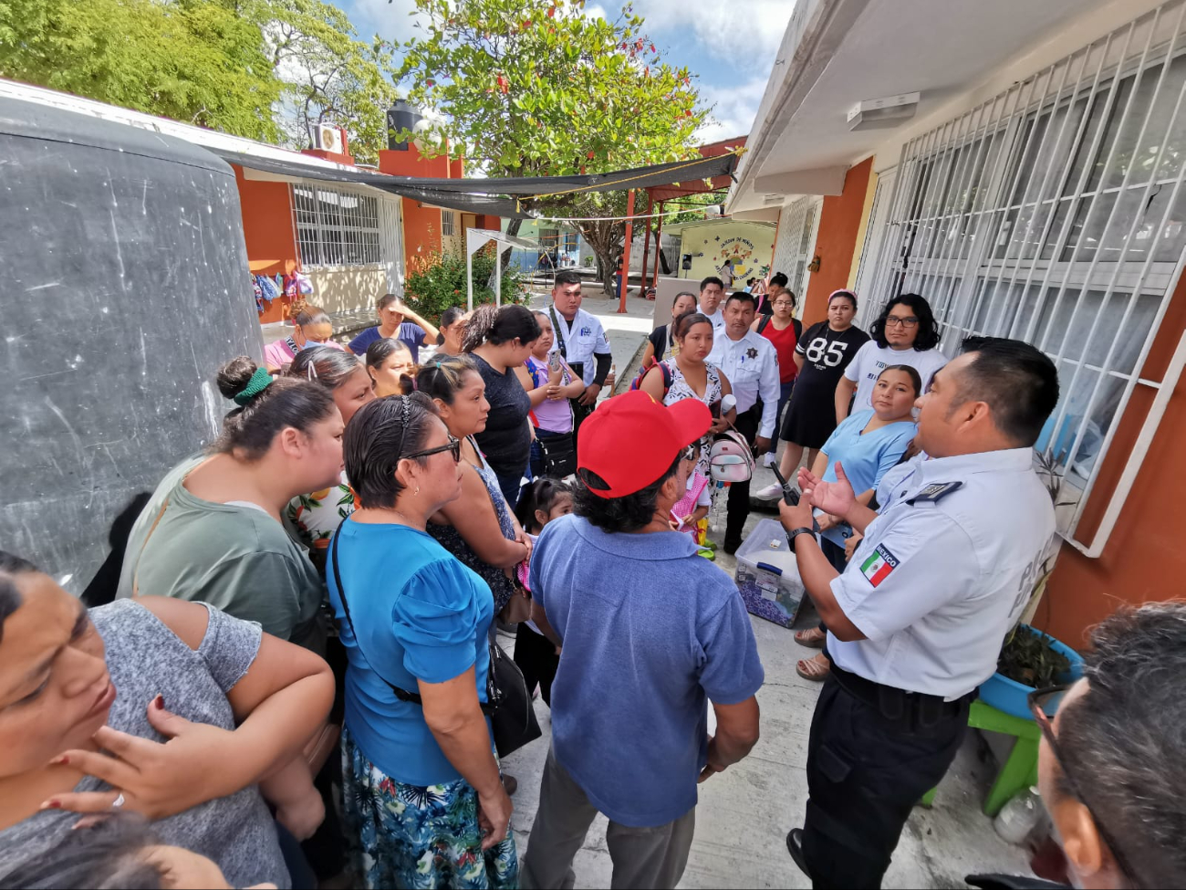 Padres de familia irrumpen en kínder de San Nicolás tras denuncia de maestra retenida