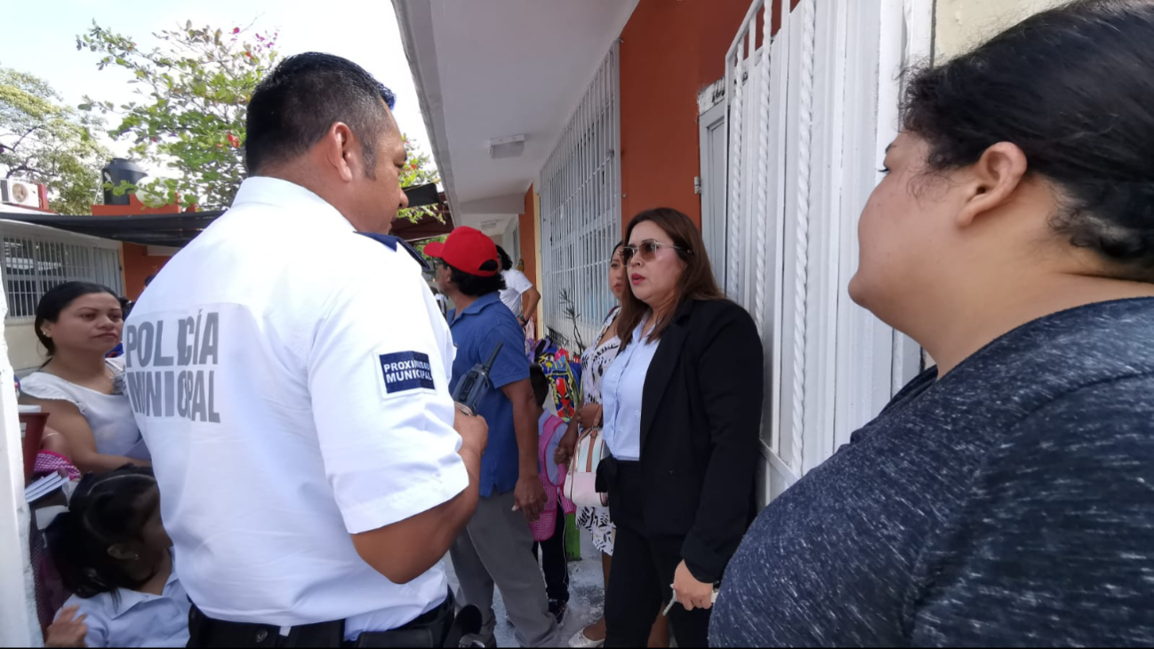 Policía interviene y logra que la maestra salga del plantel sin mayores incidentes