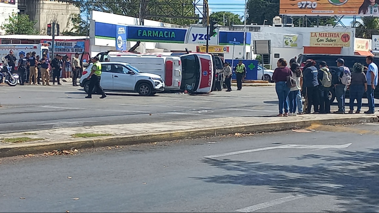 Una de las ambulancias volcó sobre la avenida Itzáes de Mérida