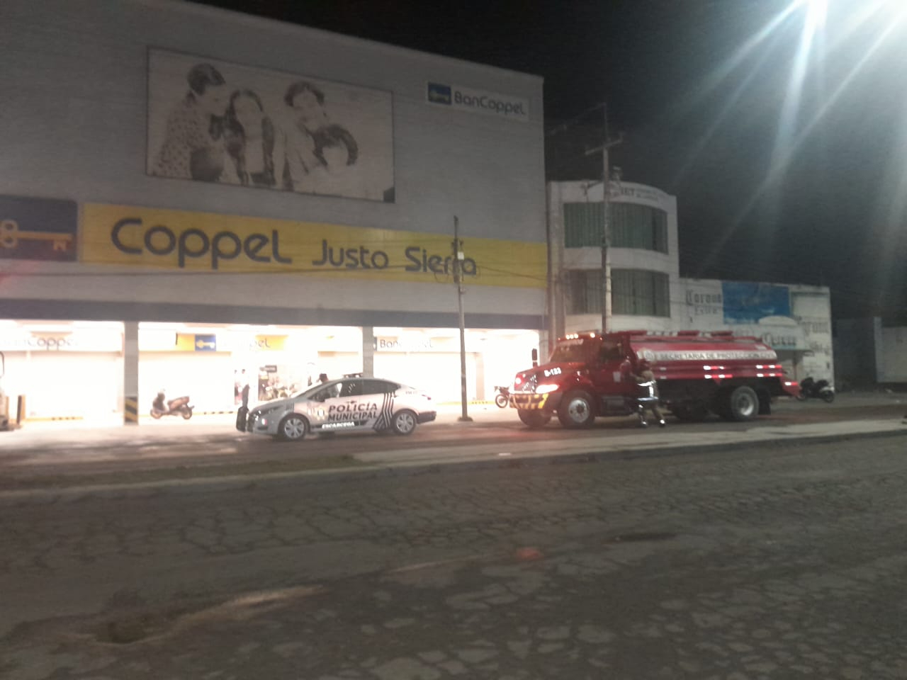 A las 05:00 horas, se recibió un reporte de humo en una tienda departamental en la colonia Salsipuedes