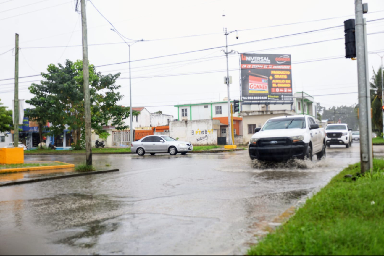 Debido al nivel de agua, conductores cuentan con problemas para conducir en las calles