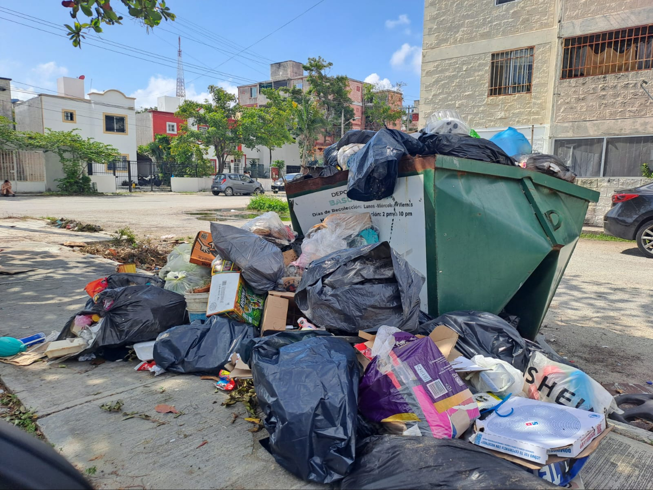 Falta de recolección de basura en Fraccionamiento Corales de Cancún genera acumulación de deshechos