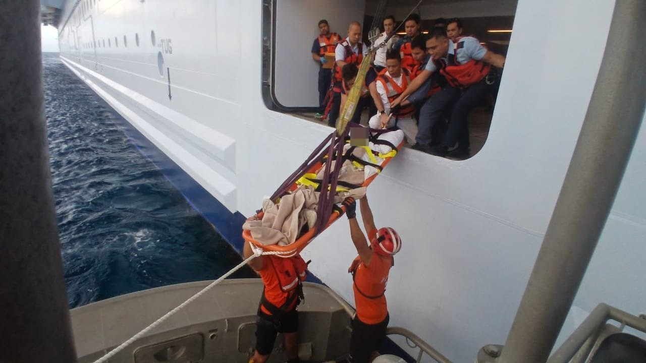 Región Naval traslada a dos pasajeros de emergencia de Isla Mujeres a Puerto Juárez