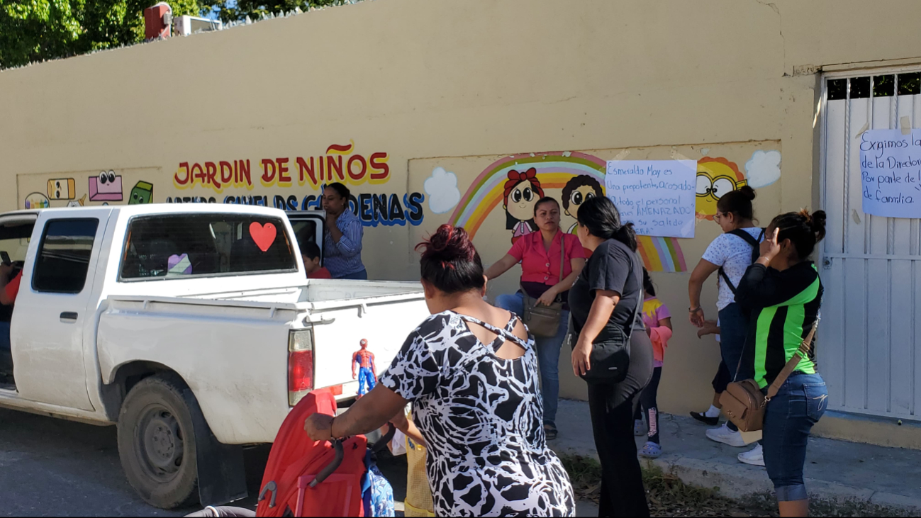 Padres de familia del Jardín de Niños Arturo Shields Cárdenas protestan por segunda ocasión exigiendo la reinstalación de una maestra