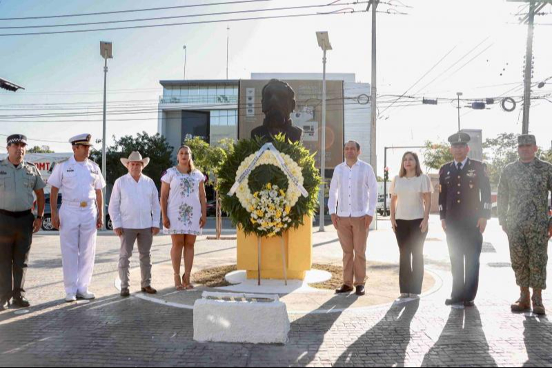 Se colocó un arreglo floral en el busco a Venustiano Carranza en Mérida