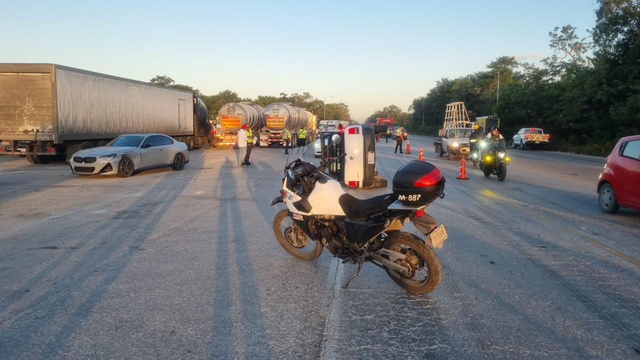 Conductor intenta cambiarse de carril y se vuelca en autopista Mérida-Cancún 