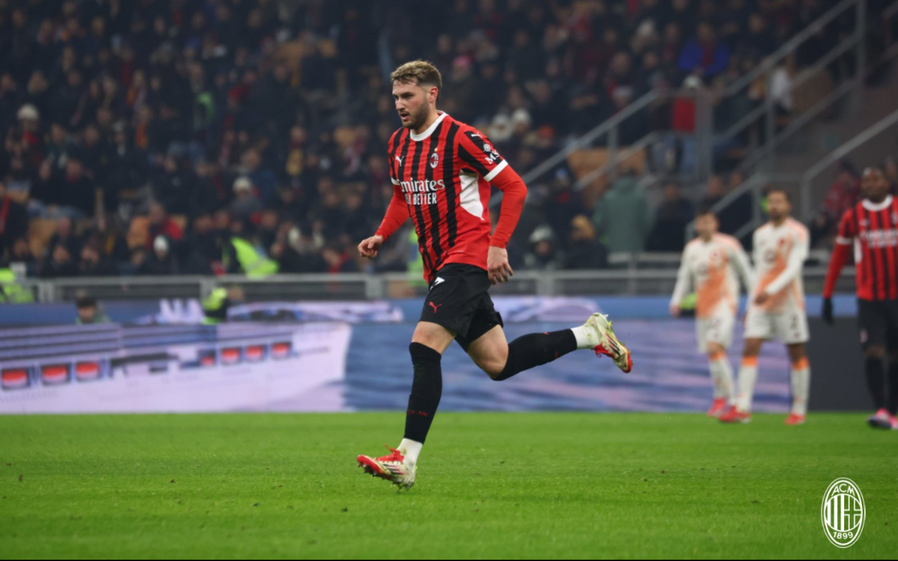 Santi Giménez durante su debut con el Milan