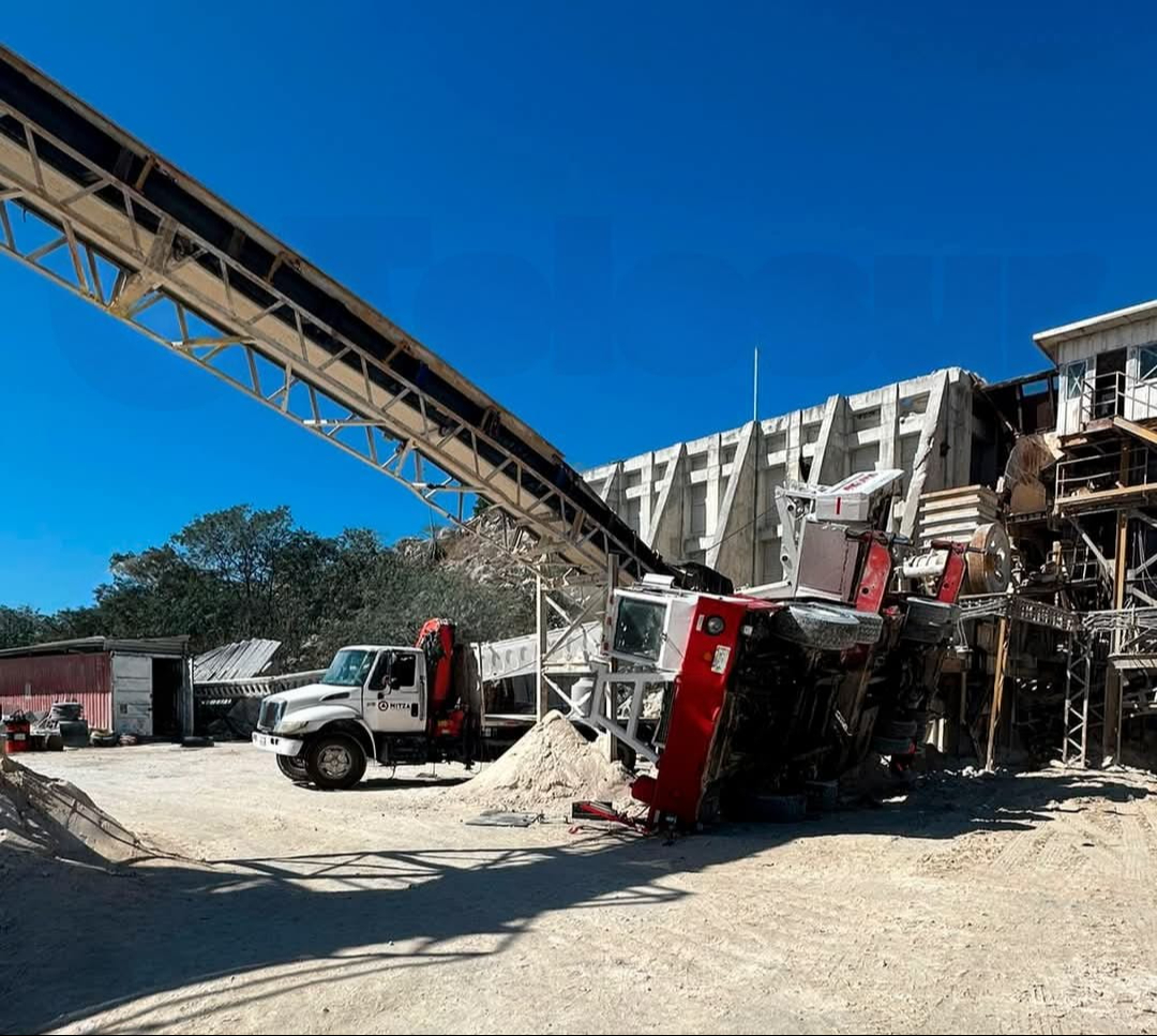 Trabajadores almorzaban en un tinglado cuando les cayó maquinaria pesada; hubo otro lesionado