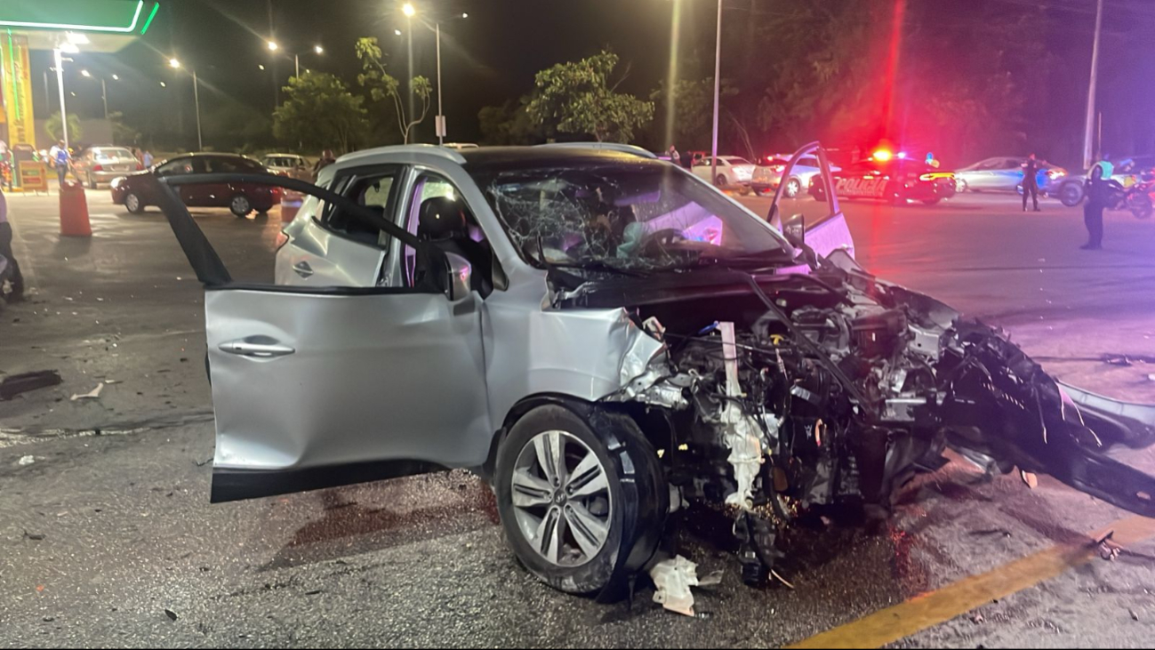 Accidente de tránsito en la entrada del Arco Vial con Avenida Chemuyil deja a seis lesionados.