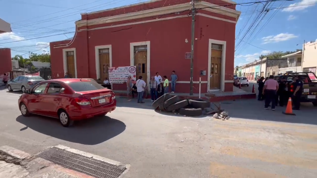 Tras cuatro largos meses, miembros de la Alianza de Camioneros de Yucatán abrieron un carril de la calle 62 del Centro de Mérida