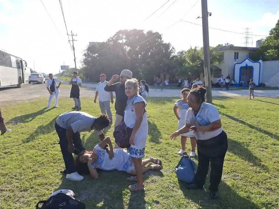 Autobús que transportaba a colaboradores del hotel Bahía Príncipe sufrió un aparatoso accidente