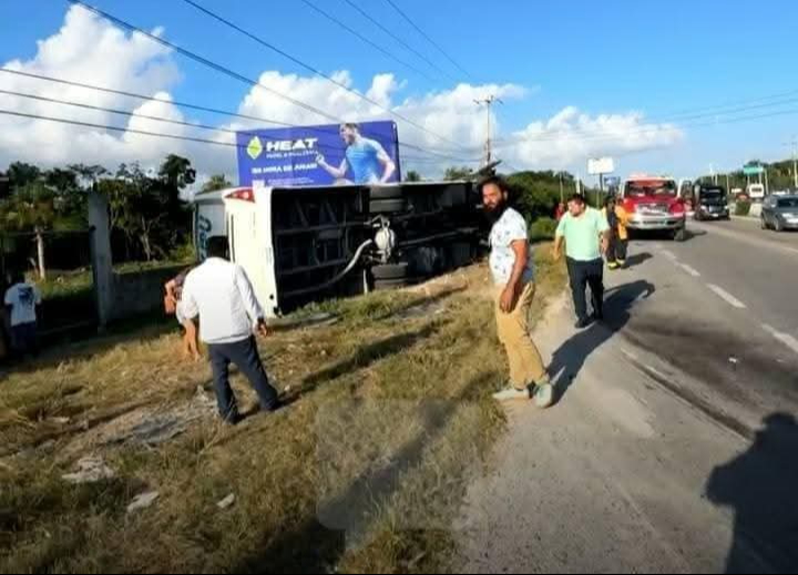 Autobús que transportaba a colaboradores del hotel Bahía Príncipe sufrió un aparatoso accidente