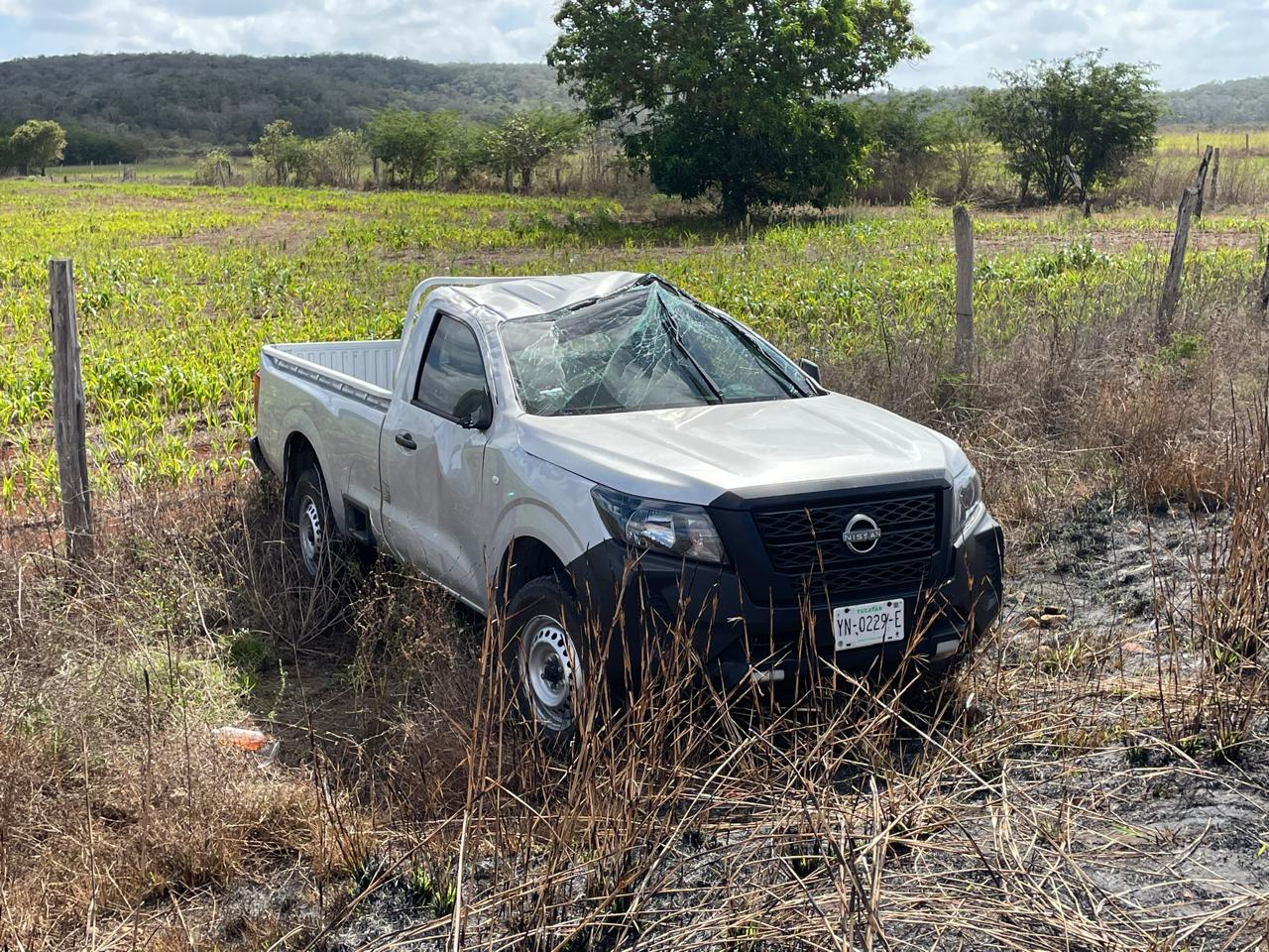 Milagroso escape: Conductor sobrevive a aparatosa volcadura en carretera Hopelchén-Bolonchén