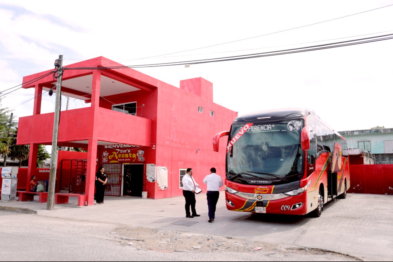 El camión, de Tours Acosta, partió de la base de Cancún, en la Sm 66