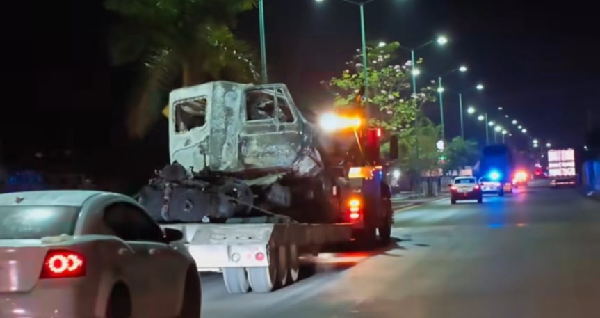 El choque ocurrió durante la madrugada del sábado contra un tráiler