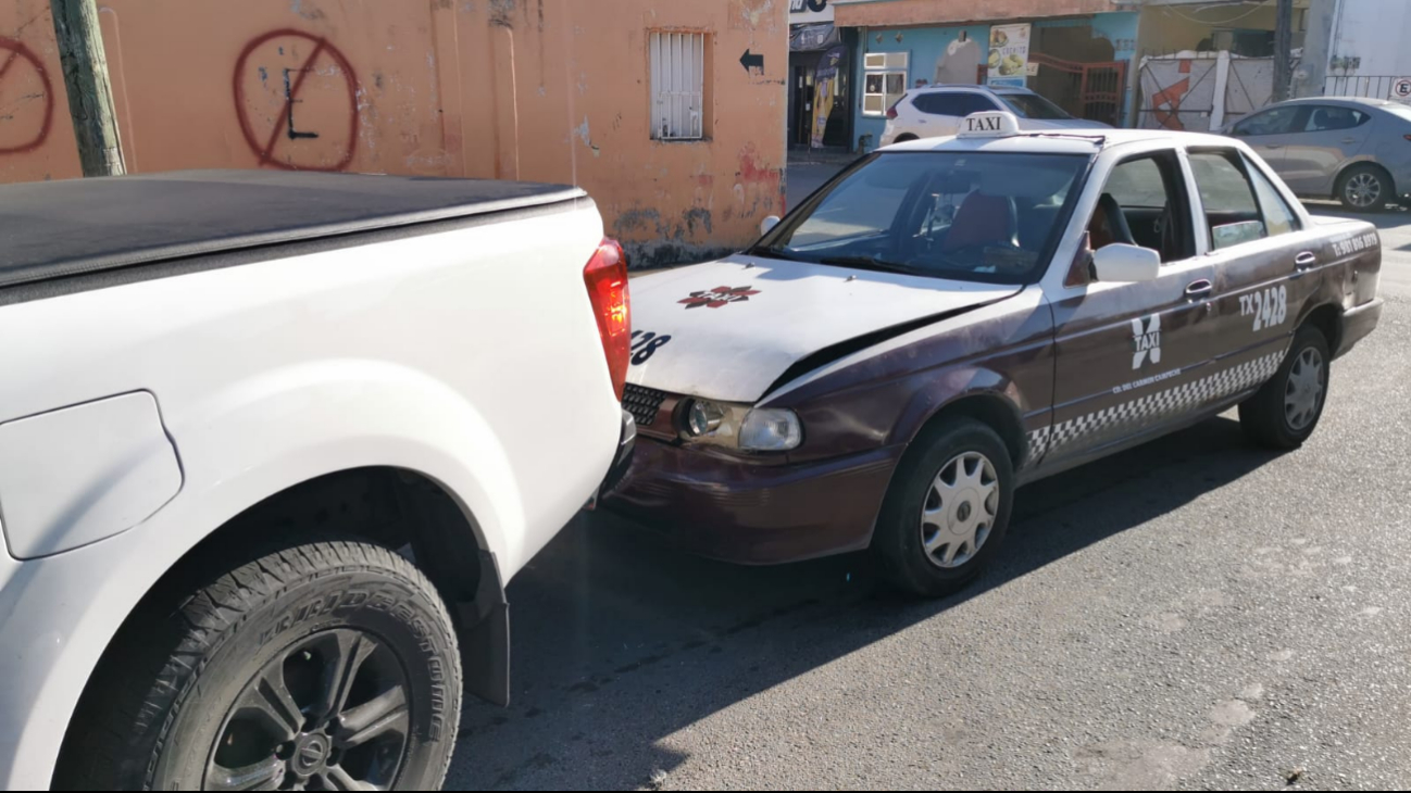 Camioneta impacta a taxi en maniobra de reversa en Ciudad del Carmen