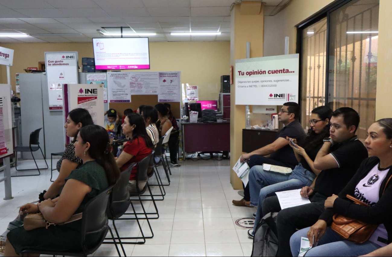 Hubo gran afluencia de personas en los módulos del INE en Mérida