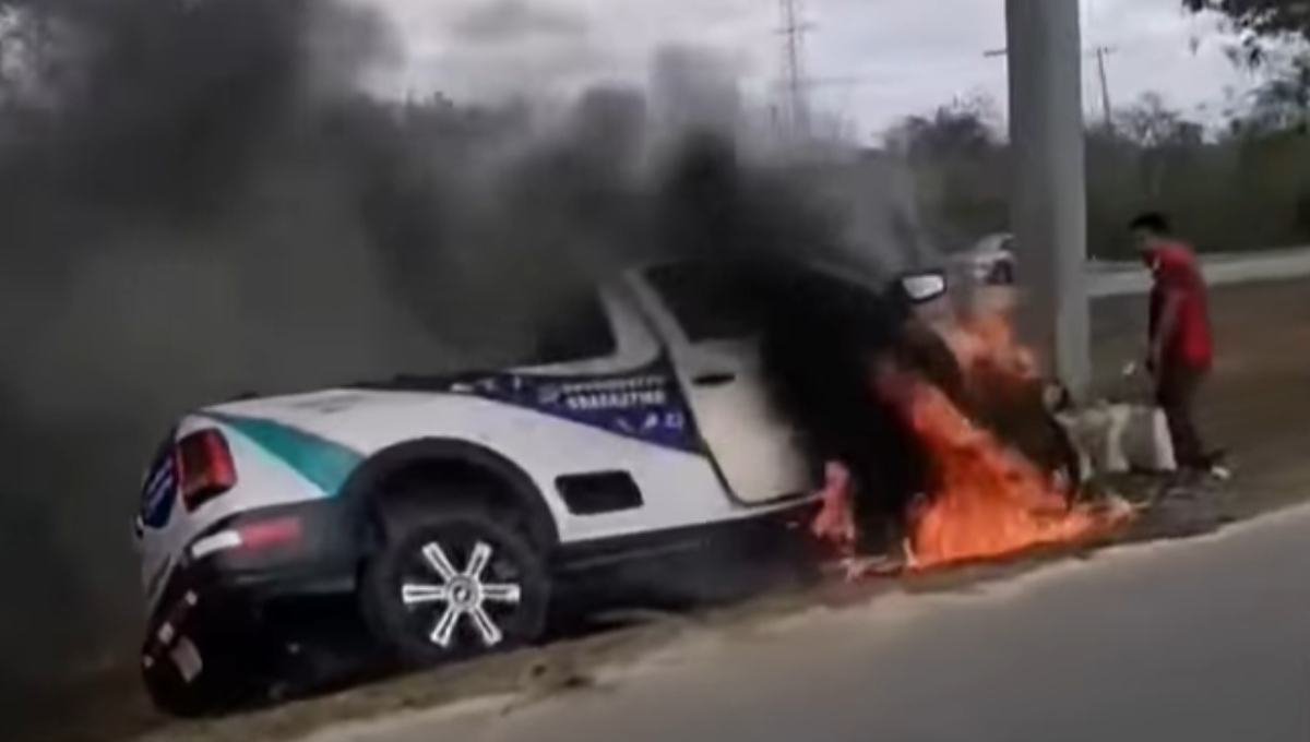 Camioneta choca contra un poste de metal en el Periférico de Mérida; hay dos muertos