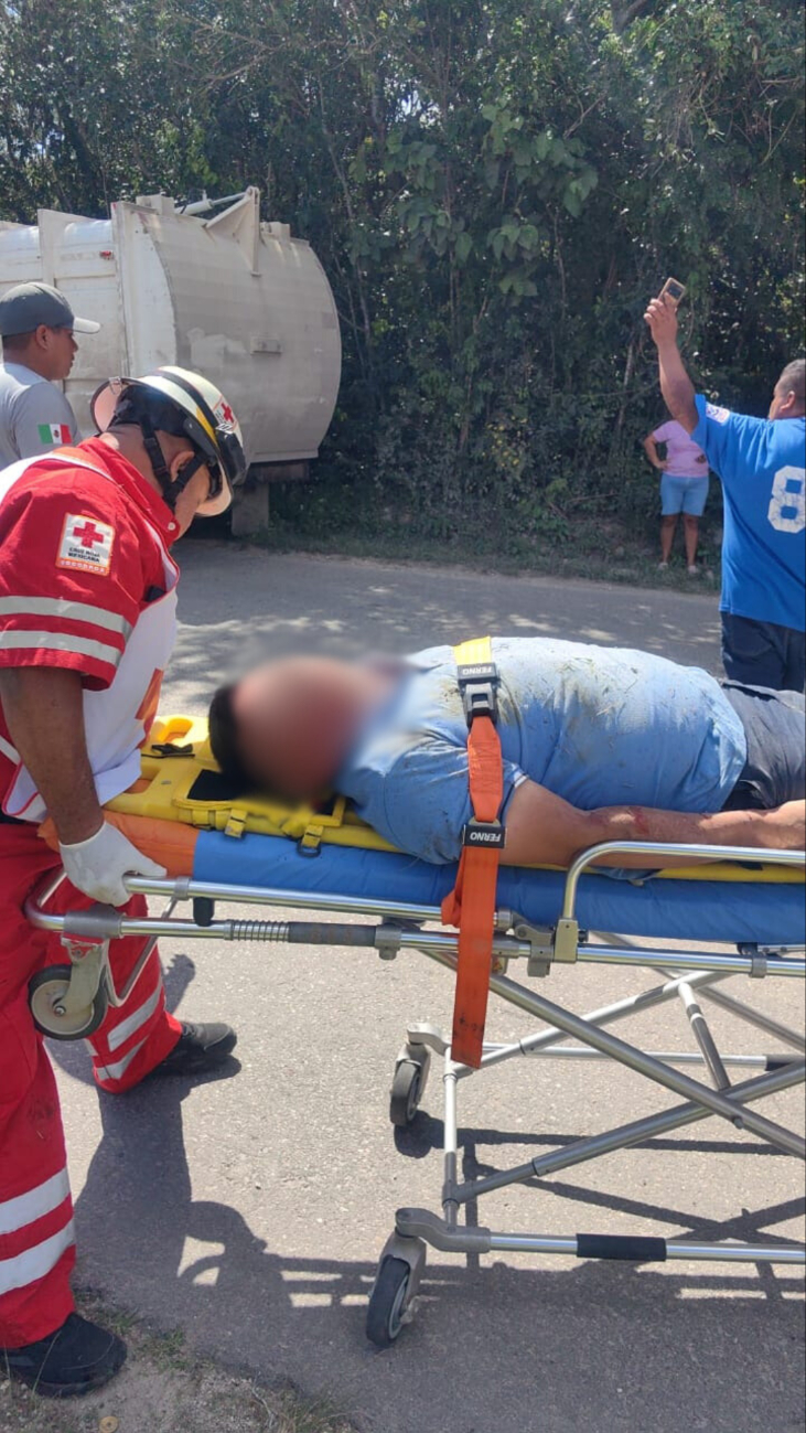 Paramédicos de la Cruz Roja trasladaron al herido al hospital debido a sus lesiones