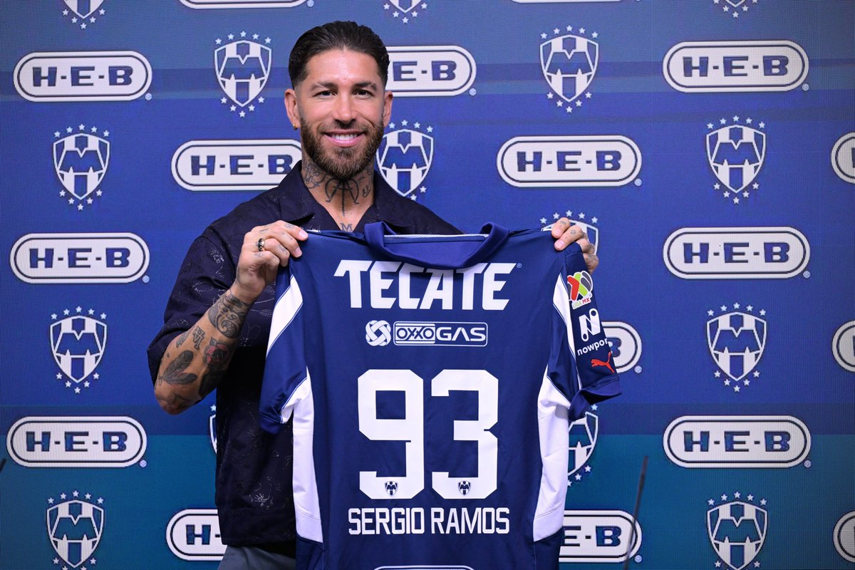 Sergio Ramos con el jersey de Monterrey