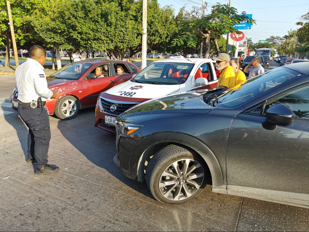 Choque entre taxi y automóvil particular en el Sam's de Ciudad del Carmen