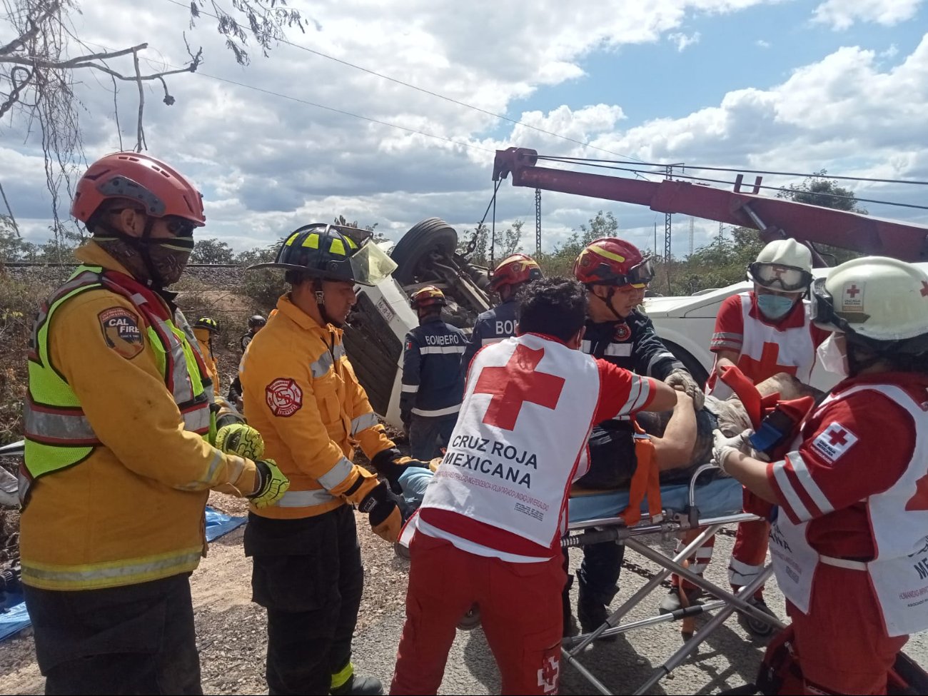 Chofer de un tráiler queda prensado tras volcar en la vía Mérida-Cancún