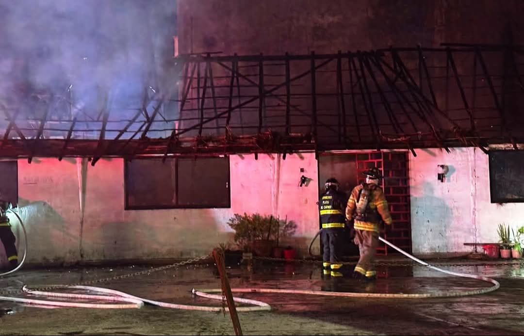 Las oficinas quedaron consumidas por el fuego