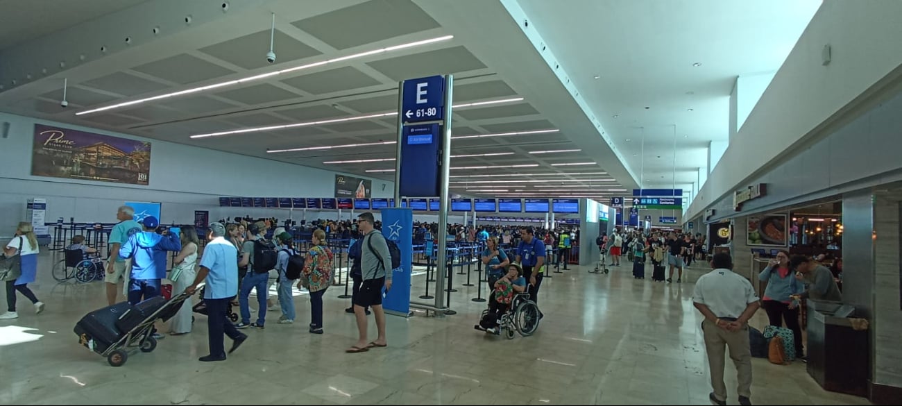 Mostradores del aeropuerto de Cancún lucen abarrotados