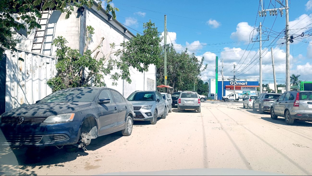 Reclaman vecinos de La Veleta, sobre las calles convertidas en basureros por mecánicos y herreros