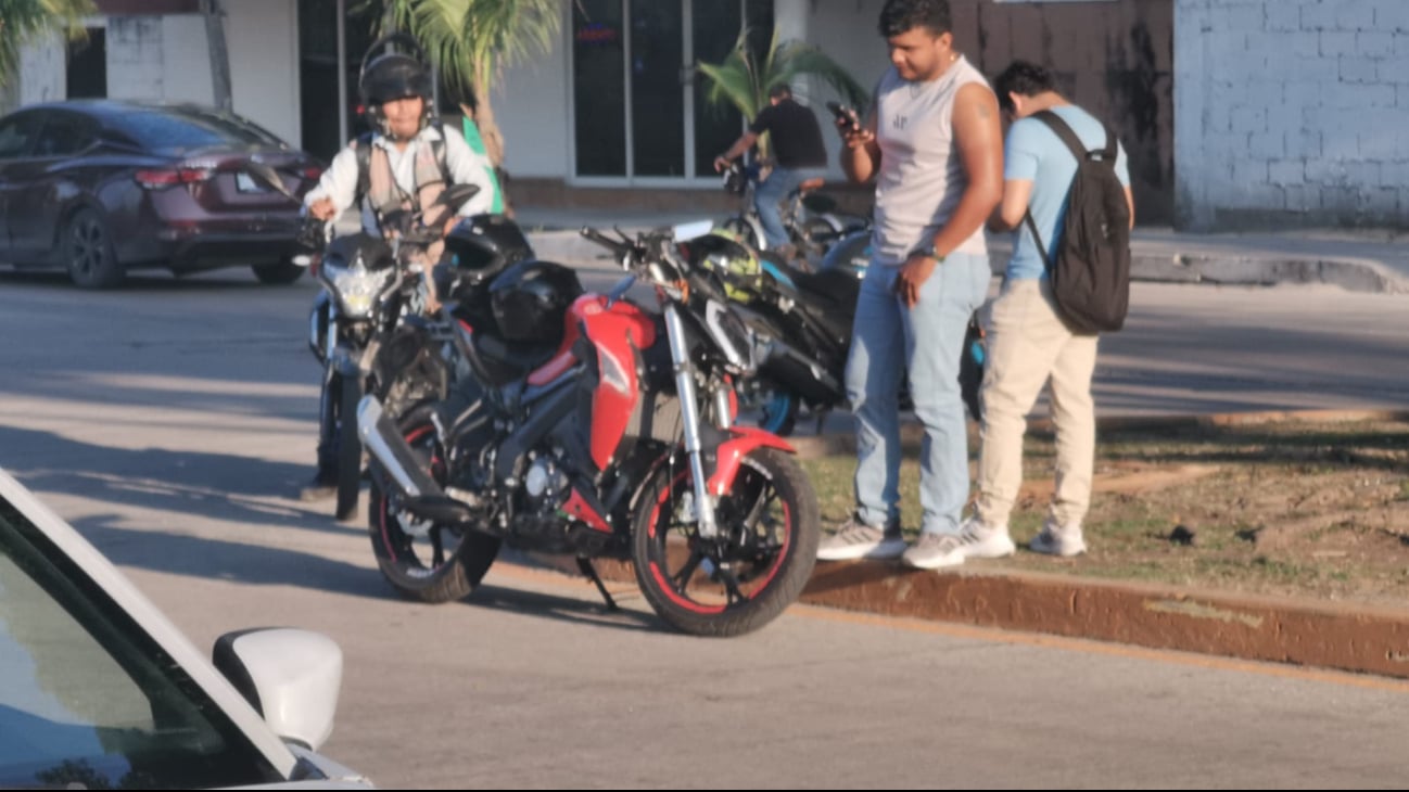 Reportan fuerte accidente vial entre un vehículo y una motocicleta