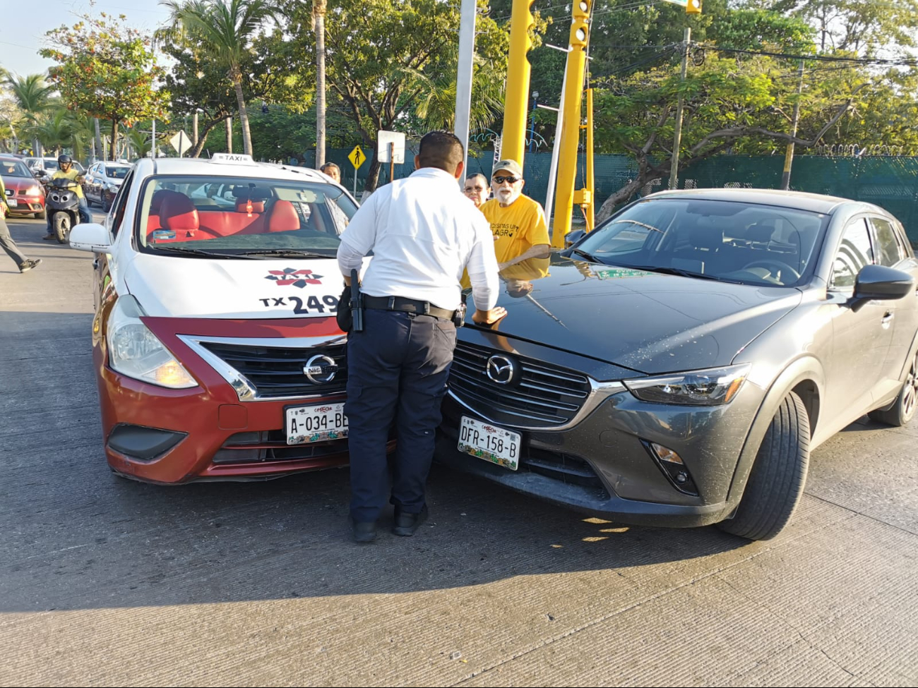 Vehículo particular y taxi chocan en semáforos del Sam's en Ciudad del Carmen