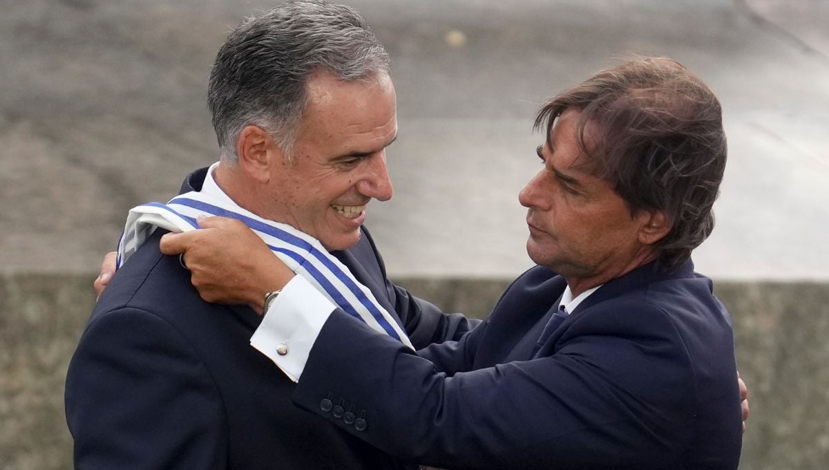 Yamandú Orsi, recibiendo la banda presidencial de manos del mandatario saliente, Luis Lacalle Pou