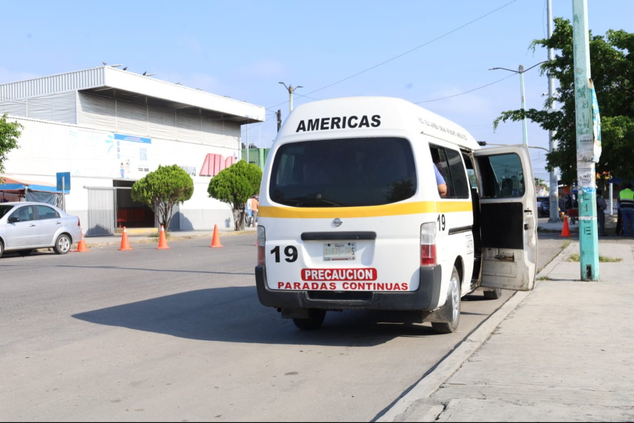 Debido a la falta de combis, las unidades rebasan el límite de pasajeros