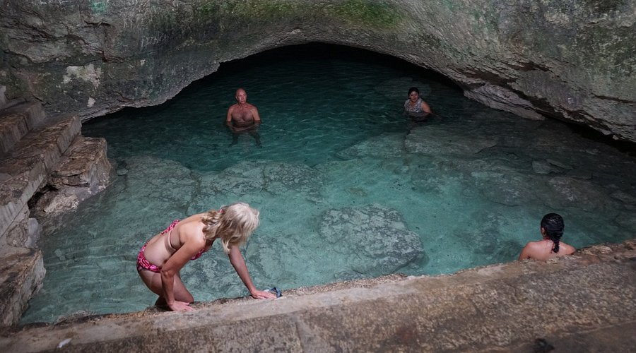 El cenote cuenta con un cueva subacuática con restricciones