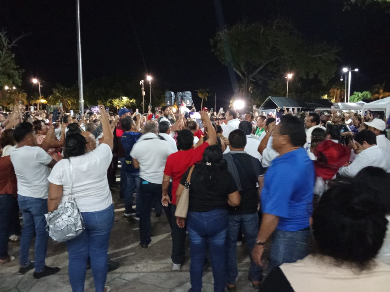 El descontento de los docentes les llevó a plantarse frente al palacio de la ciudad.